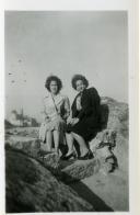 Fotografia de Maria Natália e Maria Madalena, filhas de Américo Tomás durante um passeio à Cruz Alta na Serra de Sintra