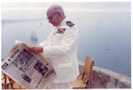Fotografia de Américo Tomás lendo o jornal O Século no Forte de São Filipe em Setúbal, por ocasião das comemorações do II Centenário do nascimento do poeta Bocage