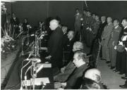 Fotografia de Américo Tomás, acompanhado por Francisco Franco, discursando por ocasião da inauguração da barragem da Bemposta