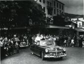 Fotografia de Américo Tomás circulando em cortejo automóvel no Funchal, por ocasião da visita efetuada  à Ilha da Madeira