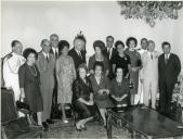 Fotografia de Américo Tomás na Palácio Nacional de Belém, acompanhado por Gertrudes Rodrigues Tomás e pelas filhas Maria Natália e Maria Madalena, por ocasião do almoço de despedida do tenente coronel Freitas do Amaral