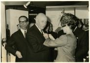 Fotografia de Américo Tomás, acompanhado por Correia de Oliveira, presidindo à inauguração do 1.º Congresso Nacional de Prevenção de Acidentes de Trabalho