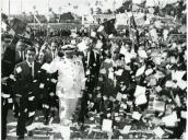 Fotografia de Américo Tomás, acompanhado por Eduardo de Arantes e Oliveira, saudando a população por ocasião da visita efetuada ao Museu de Etnologia do Porto