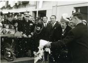 Fotografia de Américo Tomás, acompanhado por Gertrudes Rodrigues Tomás, inaugurando uma viatura dos Bombeiros Voluntários de Leixões