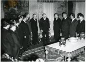 Fotografia de Américo Tomás no Palácio Nacional de Belém, recebendo em audiência as Forças Vivas do distrito de Santarém