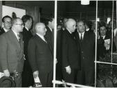Fotografia de Américo Tomás nas instalações do Secretariado Nacional de Informação, assistindo à inauguração da exposição comemorativa dos 25 anos de atividade da Junta de Colonização Interna
