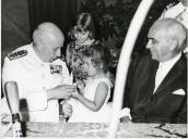 Fotografia de Américo Tomás, acompanhado por Alfredo Rodrigues dos Santos Júnior, por ocasião da visita oficial efetuada ao Algarve, de 10 a 14 de julho de 1965