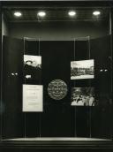 Fotografia de uma exposição de fotografia intitulada “Sete Anos ao Serviço da Nação” nas instalações no Secretariado Nacional de Informação, celebrando o primeiro mandato de Américo Tomás enquanto Presidente da República
