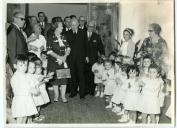 Fotografia de Américo Tomás, acompanhado por Gertrudes Rodrigues Tomás, numa escola de ensino primário, por ocasião da visita oficial efetuada às novas instalações da Creche José Luís