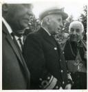 Fotografia de Américo Tomás, acompanhado por Alfredo Rodrigues dos Santos Júnior e por D. João da Silva Campos Neves, em Lamego, por ocasião da visita oficial ao distrito de Viseu