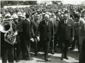 Fotografia de Américo Tomás, acompanhado pela comissão organizadora da Feira do Ribatejo, inaugurando a Feira de Santarém