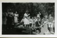 Fotografia de Maria Madalena e Maria Natália, filhas de Américo Tomás, fazendo um piquenique com familiares e amigos durante um passeio na Lagoa Azul, em Sintra