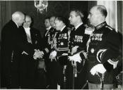 Fotografia de Américo Tomás no Palácio de Belém, presidindo à cerimónia de entrega de credenciais