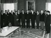 Fotografia de Américo Tomás no Palácio de Belém, recebendo em audiência a comissão do 1.º Congresso das Comunidades Portuguesas