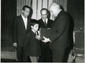 Fotografia de Américo Tomás no Palácio Nacional de Belém, recebendo em audiência Nelson Serra, premiado pela Operação Plus Ultra