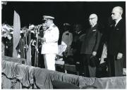Fotografia de Américo Tomás, acompanhado por Oliveira Salazar, discursando durante um desfile militar em Lisboa