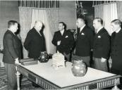 Fotografia de Américo Tomás durante uma audiência no Palácio de Belém com os antigos Presidentes de Câmaras Municipais