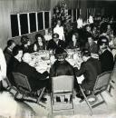 Fotografia de Américo Tomás, acompanhado por Gertrudes Rodrigues Tomás e por Inocêncio Galvão Teles, durante um jantar