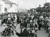 Fotografia de Américo Tomás circulando em cortejo automóvel em Inhambane, por ocasião da visita de estado efetuada a Moçambique