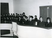 Fotografia de Américo Tomás, acompanhado por Gertrudes Rodrigues Tomás, presidindo às comemorações do 65.º aniversário do Instituto de Odivelas