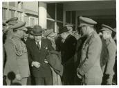 Fotografia de Fernando dos Santos Costa no Aeroporto da Portela, em Lisboa, assistindo à partida de Dwight D. Eisenhower após a sua participação numa reunião da Organização do Tratado do Atlântico Norte (OTAN-NATO)