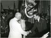 Fotografia de Américo Tomás recebendo o estandarte da Vila Gouveia na sessão solene na Câmara Municipal da cidade da Beira, durante a visita de estado a Moçambique