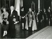 Fotografia de Américo Tomás acompanhado por Gertrudes Rodrigues Tomás e por Oliveira Salazar no Palácio da Ajuda durante a cerimónia de imposição do barrete cardinalício 
ao núncio apostólico Maximilien de Fürstenberg        