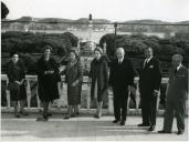 Fotografia de Américo Tomás, acompanhado por Gertrudes Rodrigues Tomás, na varanda do Palácio Nacional de Belém, recebendo em audiência a Presidente da Cruz Vermelha