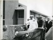 Fotografia de Américo Tomás, acompanhado por António Augusto Peixoto Correia, inaugurando o Centro o Emissor de Mulenvos em Luanda, por ocasião de uma paragem de três dias em Angola, durante o regresso da visita de estado efetuada a Moçambique