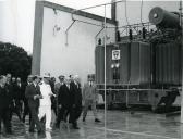 Fotografia de Américo Tomás, acompanhado por Alfredo Rodrigues dos Santos Júnior, presidindo à inauguração da Subestação Ferroviária da Boavista, por ocasião da visita oficial efetuada ao distrito do Porto.