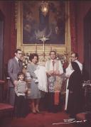 Fotografia do casal Eanes durante o baptizado do filho Miguel