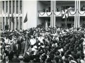 Fotografia de Américo Tomás, acompanhado por António Augusto Peixoto Correia, caminhado no meio da população na cidade da Nampula, por ocasião da visita de estado efetuada a Moçambique