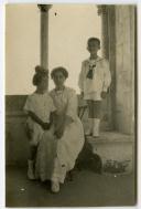 Fotografia de alguns familiares de Gertrudes Ribeiro da Costa, dum palacete durante uma visita à vila de Sintra.