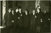 Fotografia de Américo Tomás, acompanhado por Inocêncio Galvão Teles e por José Henrique de Azeredo Perdigão, na Sociedade Nacional de Belas Artes, presidindo à inauguração de uma exposição intitulada " Novas Igrejas da Alemanha"