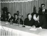 Fotografia de Américo Tomás, acompanhado por José João Gonçalves de Proença e por Inocêncio Galvão Teles, em Albarraque, presidindo à inauguração do bairro habitacional da tabaqueira