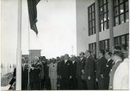 Fotografia da chegada de Américo Tomás à cerimónia da inauguração duma instalação da Marinha