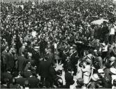 Fotografia de Américo Tomás saudando a população em Grândola, por ocasião da visita oficial efetuada ao Alentejo, de 12 a 14 de abril de 1964