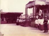 Fotografia de Américo Tomás durante uma cerimónia religiosa realizada ao ar livre