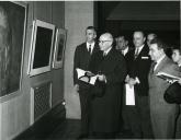 Fotografia de Américo Tomás, acompanhado pelo por Inocêncio Galvão Teles, nas instalações do S.N.I., presidindo à inauguração de uma exposição de arte hispano-americana