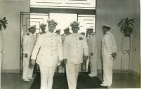 Fotografia de Américo Tomás à chegada às instalações do Centro de Instrução Almirante Wandenkolk (C.I.A.W.), no Rio de Janeiro, por ocasião da sua visita oficial à Marinha Brasileira