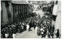 Fotografia de Américo Tomás em Vila Flor, saudando a população por ocasião da visita efetuada ao distrito de Bragança