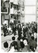Fotografia de Américo Tomás acompanhado por José João Gonçalves de Proença nos Olivais, inaugurando um bairro de Casas Económicas
