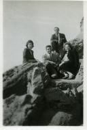 Fotografia de Maria Madalena e Maria Natália, filhas de Américo Tomás, com familiares e amigos na Praia de Santa Cruz, em Torres Vedras