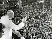 Fotografia de Américo Tomás na varanda dos Paços de Concelho em Setúbal, saudando a população por ocasião das comemorações do II Centenário do nascimento do poeta Bocage