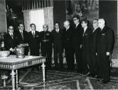 Fotografia de Américo Tomás no Palácio de Belém, recebendo em audiência os corpos gerentes e comando dos Bombeiros Voluntários Lisbonenses