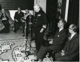 Fotografia de Américo Tomás, acompanhado por Eduardo de Arantes e Oliveira, presidindo à inauguração da Escola Agro-Pecuária de Grândola, por ocasião da visita oficial efetuada ao Alentejo