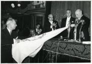 Fotografia de Américo Tomás em Lisboa condecorando a bandeira do Banco Nacional Ultramarino