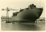 Fotografia dos trabalhos efetuados para conseguir rebocar completamente para a água o navio-tanque “Sameiro”, construído nos Estaleiros Navais do Alfeite