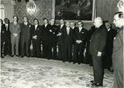 Fotografia de Américo Tomás no Palácio de Belém recebendo em audiência os vogais dos conselhos legislativos e de guerra das províncias ultramarinas