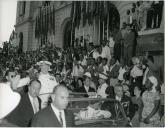 Fotografia do Presidente da República Américo Tomás à saída da Câmara Municipal de Lourenço Marques, por ocasião da visita de estado efetuada a Moçambique